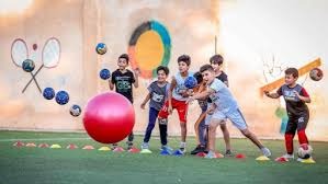 湖人新锐后卫里夫斯赛场暖心之举：为哥哥揭晓宝宝性别